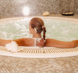 Frau entspannt sich in einem Whirlpool