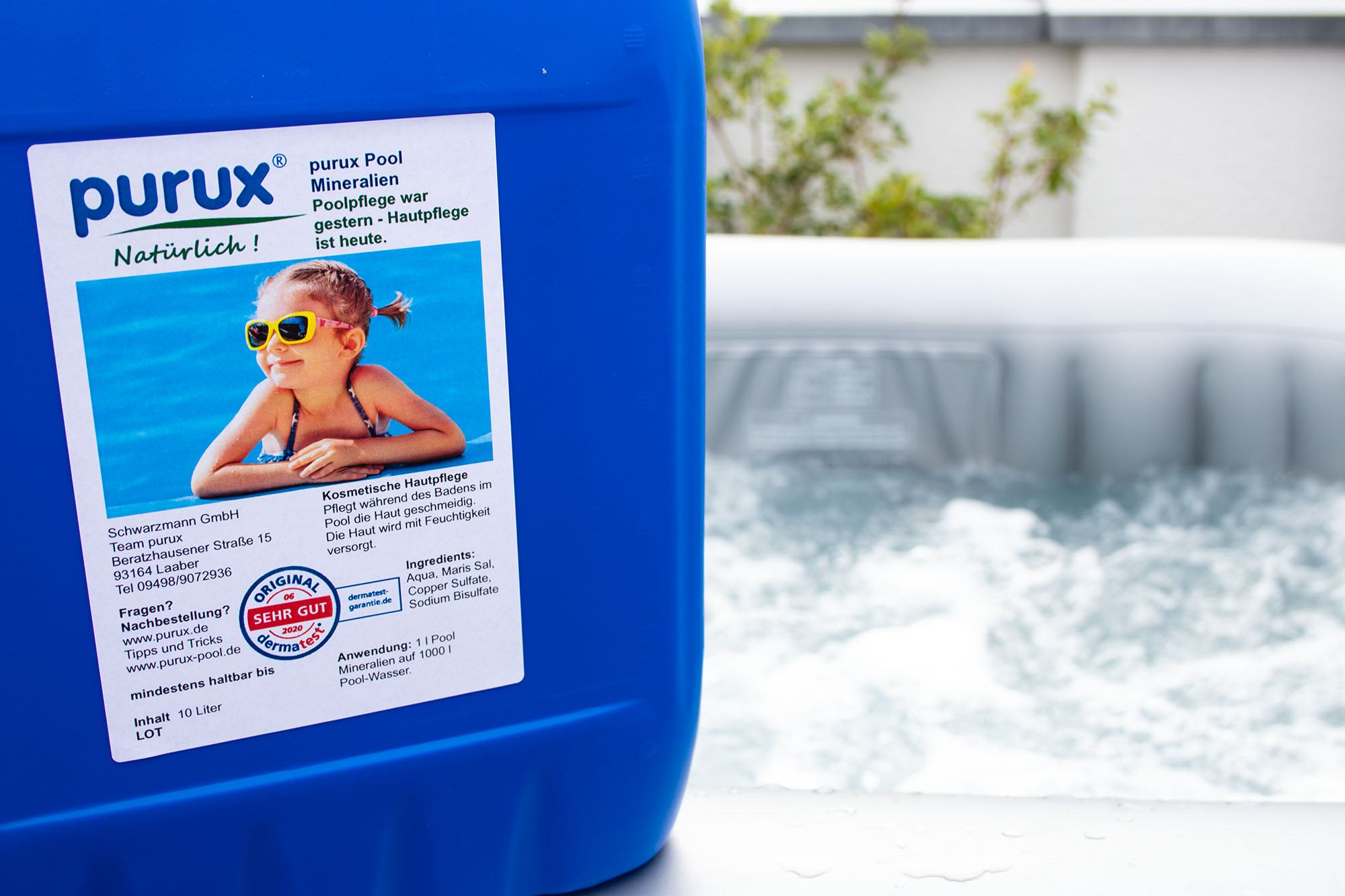 ein Kanister purux poolpflege steht am Rand eines Whirlpool