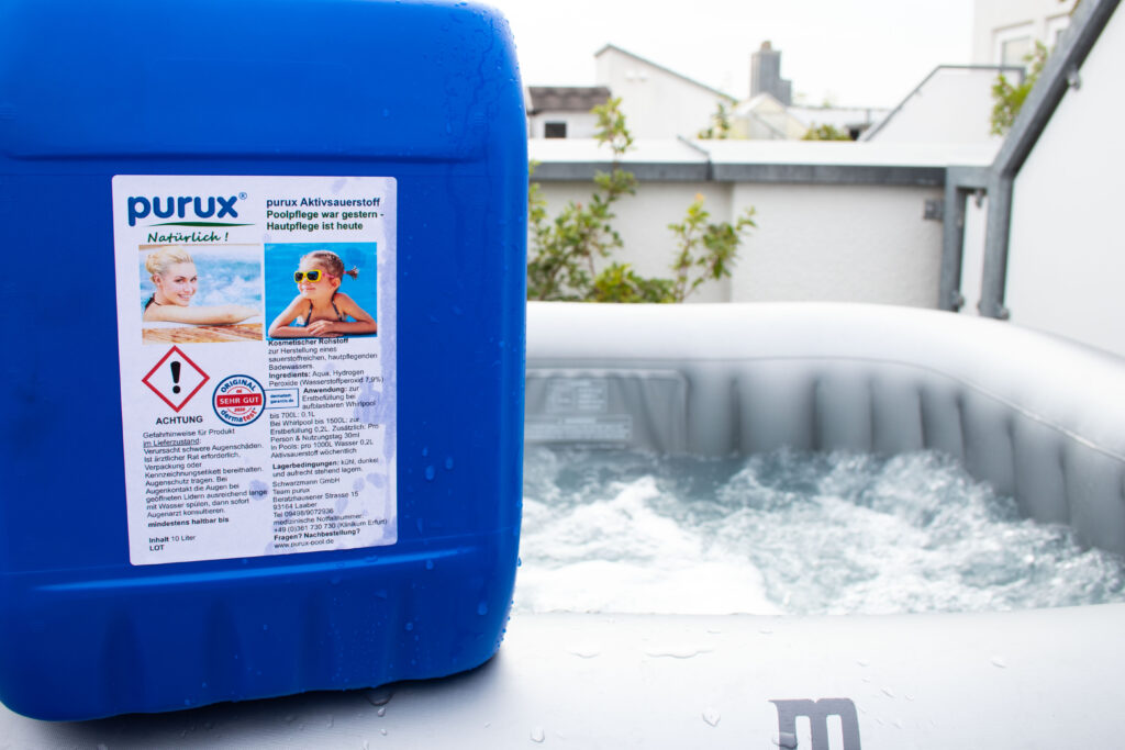 ein Kanister purux poolpflege steht am Rand eines Whirlpool