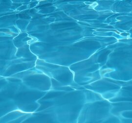 Nahaufnahme von klarem Blauen Wasser in das Sonnenstrahlen hindurchbrechen
